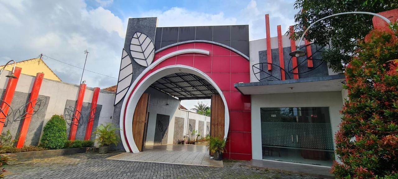 Oyo 90831 Hotel Gardenia Prambanan Surakarta  Экстерьер фото